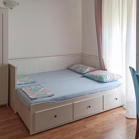 1 Bedroom Awesome Apartment In Poljica *